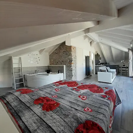 White - Jacuzzi Apartment