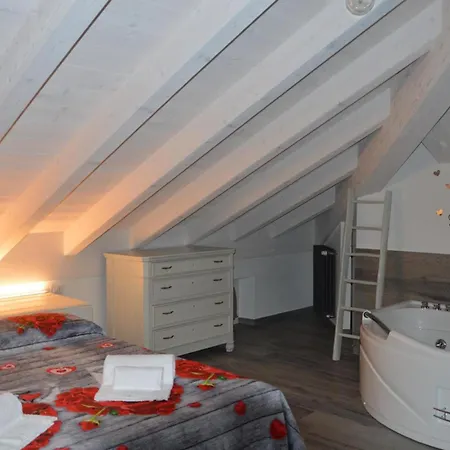 White - Jacuzzi Apartment