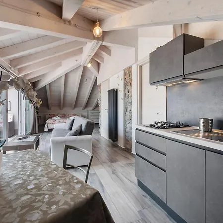 White - Jacuzzi Apartment *