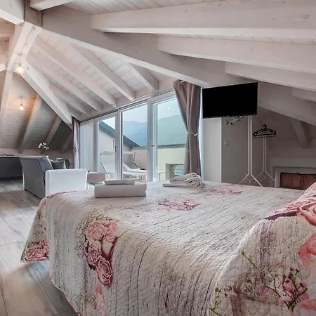 White - Jacuzzi Appartement