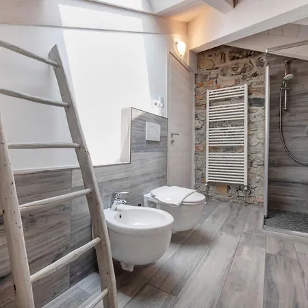 White - Jacuzzi Appartement