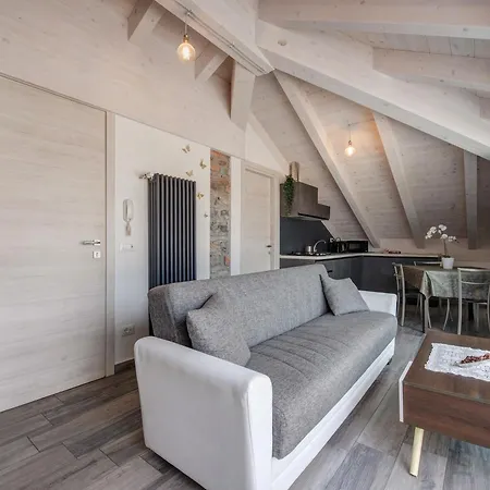 White - Jacuzzi Appartement Lezzeno